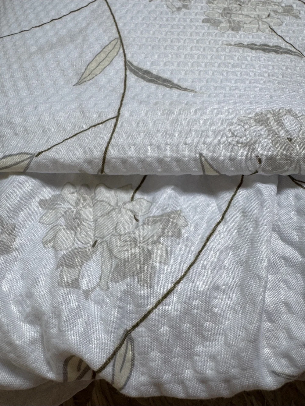 Grace & Willow Sylvia King Floral Bedspread 💗 White & Sage Green